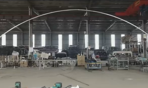 在山西省临汾市,有一个十米跨度的拱棚温室,正在进行弧度调试。